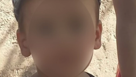 DEČAK (6) UPAO U SEPTIČKU JAMU I UDAVIO SE, DOK JE OTAC SPAVAO U SOBI Sopot zavijen u crno zbog užasne tragedije