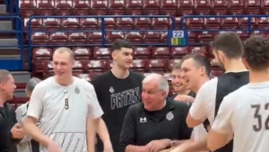 SJAJNA ATMOSFERA Ovako su igrači Partizana čestitali rođendan Željku Obradoviću (VIDEO)