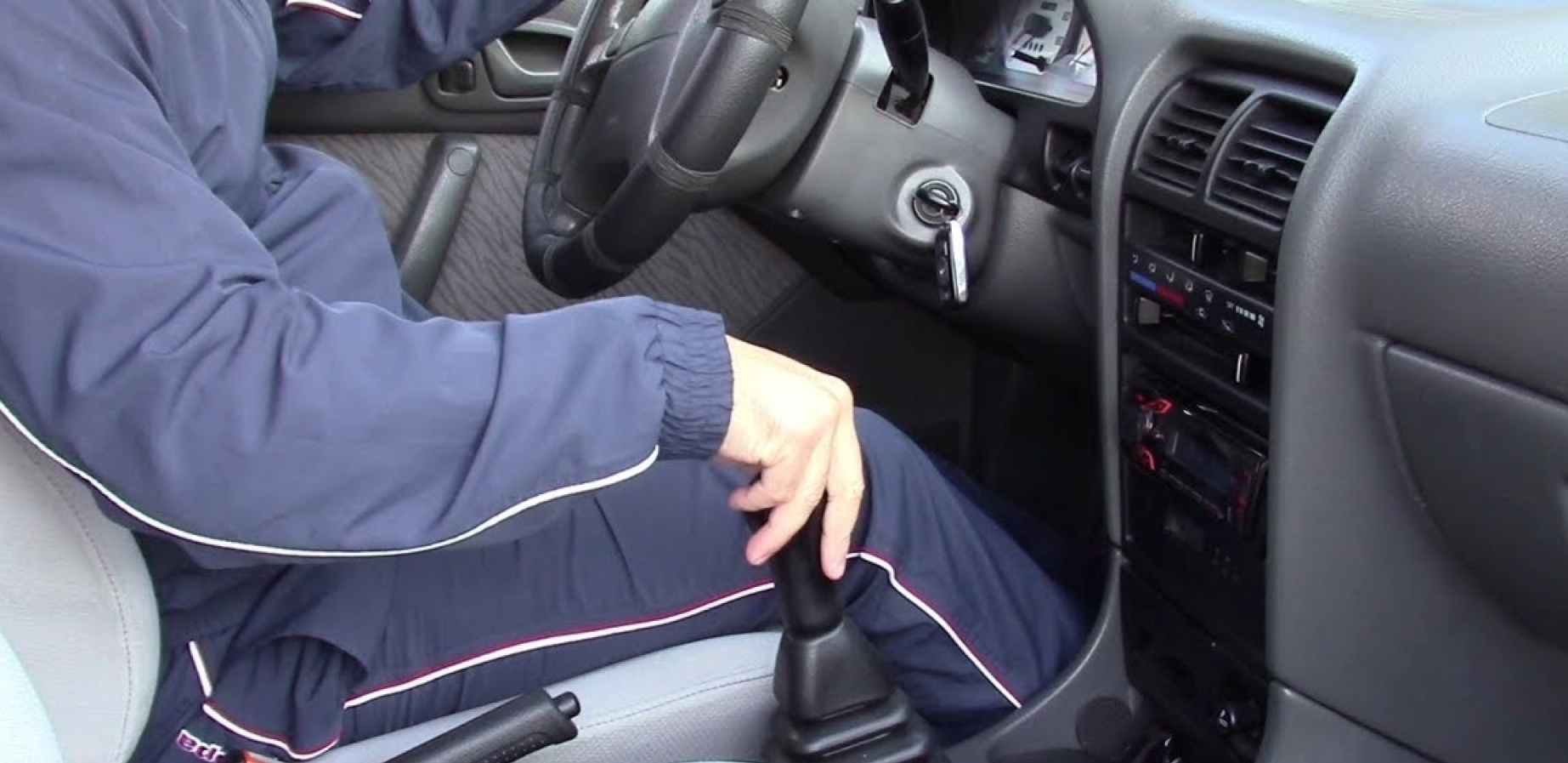 UKLONITE NEPRIJATAN MIRIS U AUTU Ne bacajte pare na osveživače, upotrebite ovaj predmet koji svi imamo u kući!