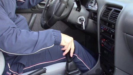 AUTO NEĆE DA UPALI? Sledite ova pravila pre nego što ga pokrenete "na gurku"