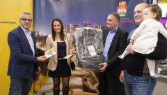 BEZBEDNOST DECE NA PRVOM MESTU:  Auto-moto savez Srbije sa Opštinom Savski venac uručio besplatna auto-sedišta za skoro 150 mališana