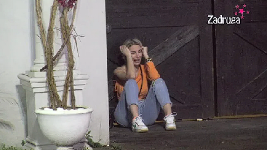 DOŽIVELA NERVNI SLOM Aleks ne može da dođe sebi zbog Cara, ronila gorke suze, pa se bacila se na pod i histerisala
