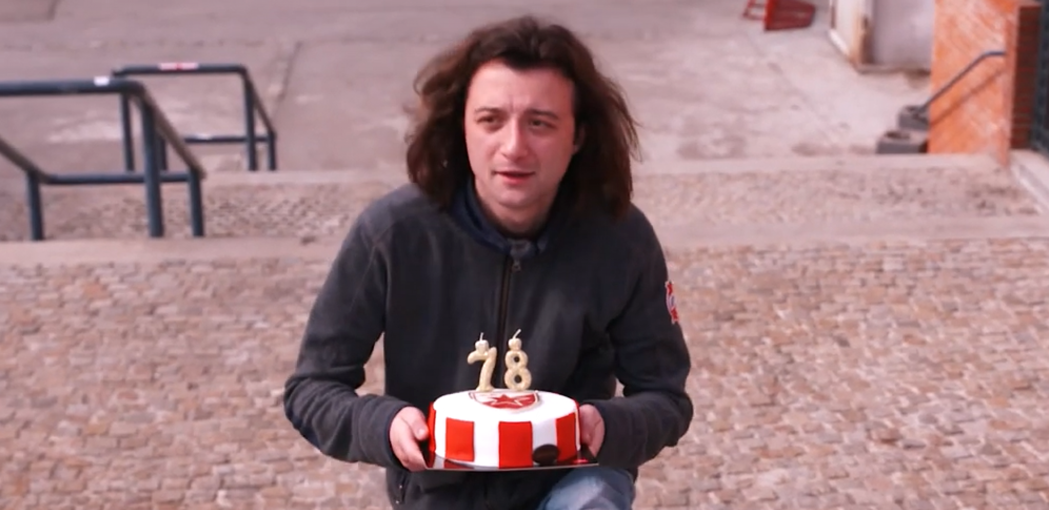 HIT NAJAVA UTAKMICE PROTIV NOVOG PAZARA Mali Stanoje iz Montevidea pokupio tortu i krenuo na 78. rođendan Zvezde (VIDEO)