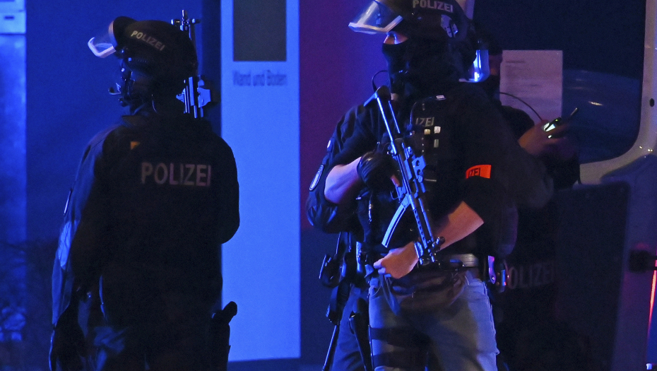 VOĐA NARKO - BANDE UHAPŠEN DOK JE IGRAO POKER S PAJTOSIMA Devet pripadnika opake kriminalne grupe uhapšeno u Nemačkoj