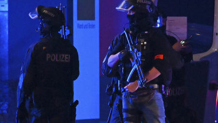 UŠETAO U PUNU PRODAVNICU, UBIO DEVOJKU, PA SEBE Horor u Nemačkoj