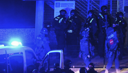 NAJMANJE 6 MRTVIH I 25 RANJENIH U KRVAVOM PIRU Policija čula pucanj dok su ulazili u zgradu - napadač presudio sebi? (FOTO)