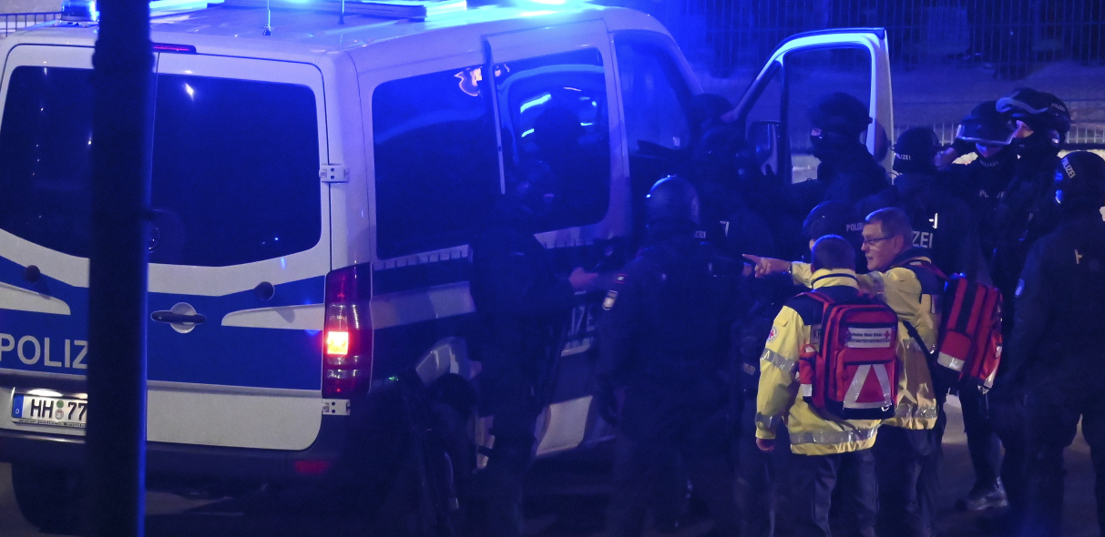 PRETIO PIŠTOLJEM PROLAZNICIMA NA AUTOBUSKOJ STANICI Haos u Nemačkoj, policija ga brzo neutralisala