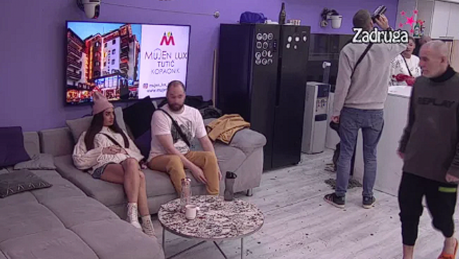 ISTRESA SE NA MENE JER NE SME NA TEBE Ana pokazala Anđeli gde joj je mesto, pa rekla ovo Zvezdanu