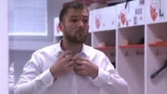 "IZVINI, ALI JA OVAKO IDEM NA ROĐENDAN" Katai se doterao, cveće i torta su tu, Zvezdi još samo pune tribine nedostaju za pravi spektakl (VIDEO)