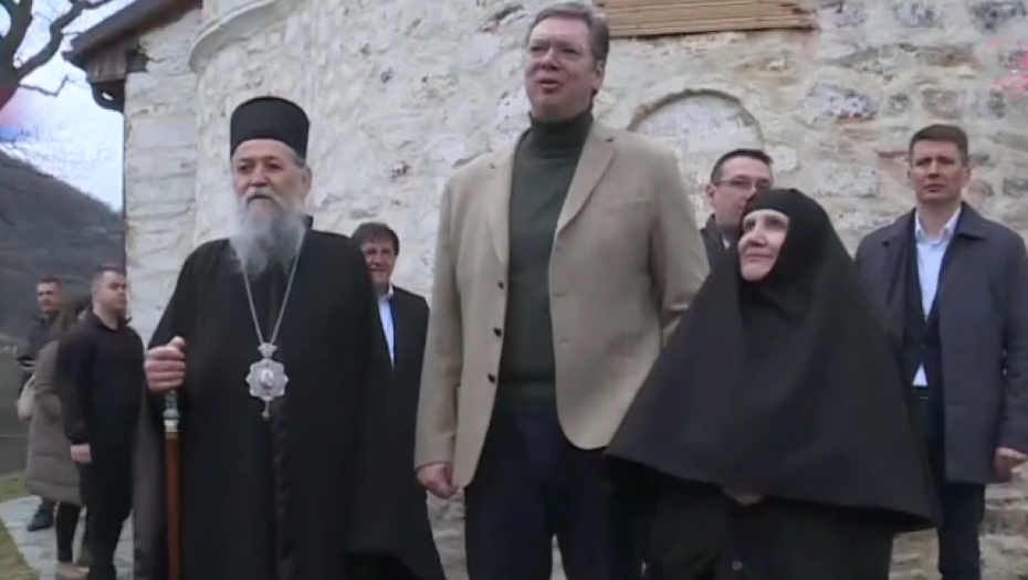 VUČIĆ OBIŠAO MANASTIR MRTVICA Predsednik sa građanima Pčinjskog okruga (VIDEO)