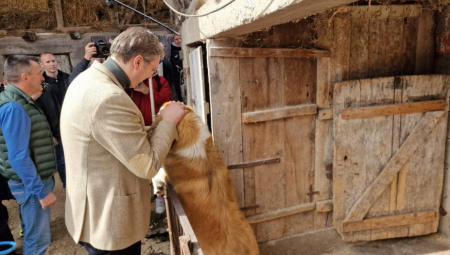VUČIĆ ODUŠEVLJEN IMANJEM STAMENKOVIĆA Predsednik pohvalio domaćina, pažnju mu privukla Čupka (FOTO)