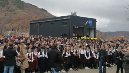 TRGOVIŠTE SAČEKALO PREDSEDNIKA Okupilo se više od 2.000 ljudi (FOTO/VIDEO)