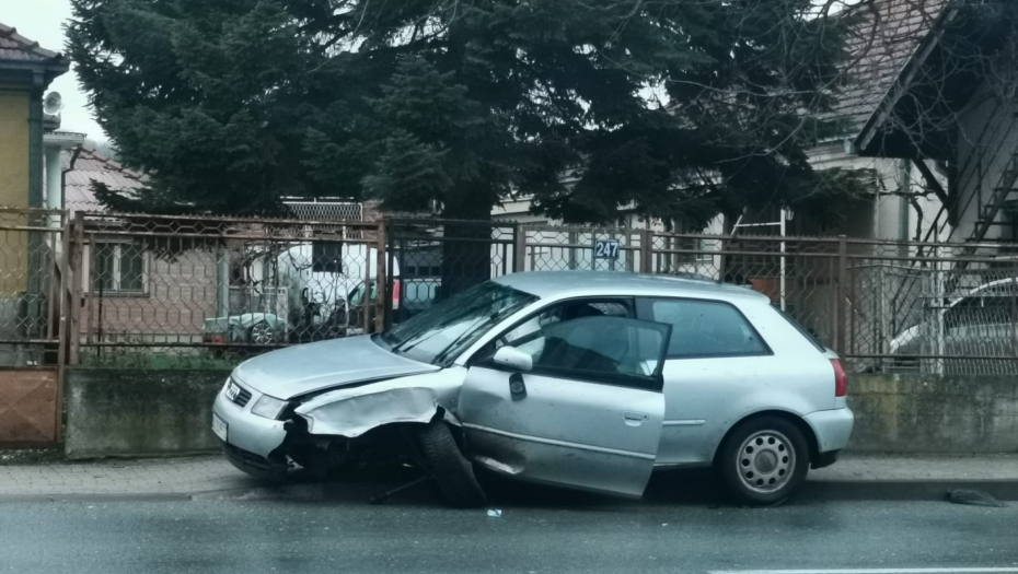 TEŠKA NESREĆA U ČAČKU Vozač "Audija" izgubio kontrolu i zakucao se u stub (FOTO)