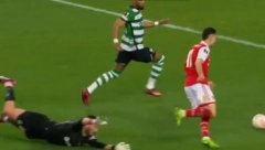 FUDBALSKA PLANETA NIJE VIDELA OVAKVU BRZINU Trčao kao munja, a onda i uspeo da spase svoj gol (VIDEO)