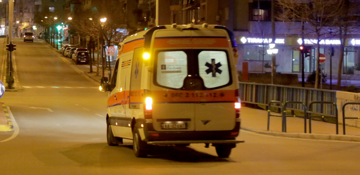 DRVO PALO PREKO KOLA U POKRETU Čovek kolabirao