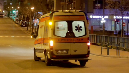 POZNATO STANJE RANJENOG NAKON EKSPLOZIJE BOMBE U KOSOVSKOJ MITROVICI Ispred KBC pripadnici tzv. kosovske policije