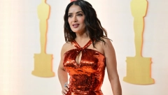 SELMA HAJEK OPET DOŽIVELA MODNI DEBAKL Haljina koja pada u tračicama i sandale koje bi retko ko poneo su još jedan u nizu njenih promašaja