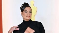 IMA 92 KILOGRAMA I BUKVALNO GRMI U PREUSKOJ HALJINI Sve se providi, grudi u prvom planu, svi gledaju samo u nju