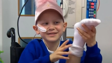 DEVOJČICI (7) SU DOKTORI NAOPAKO PRIŠILI NOGU: Izborila se sa kancerom, a sada je balerina