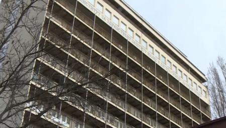 POZNATO STANJE DEČAKA (11) KOJI JE UPUCAN IZ VAZDUŠNE PUŠKE Muškarac (66) ga sa prozora stana pogodio dok se igrao u parku