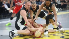 ZVEZDA IMA ŠANSU DA BUDE PRVA Partizan nije uspeo da ostvari "duplu pobedu", drama tek sledi