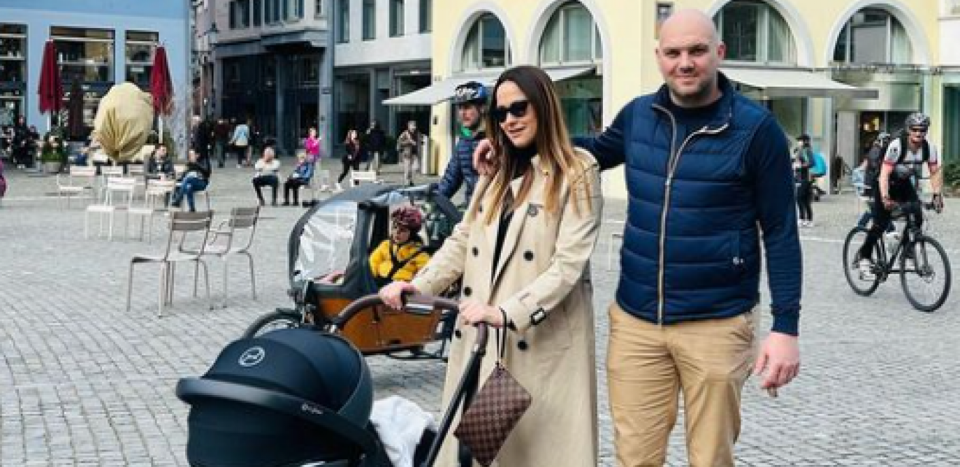 SIN ŠABANA ŠAULIĆA UŽIVA SA SUPRUGOM I ĆERKOM: Evo kako srećna porodica provodi dan sa naslednicom Manjom (FOTO)