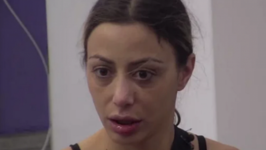 LEPI MIĆA U ŽUČNOJ SVAĐI PLJUNUO MILJANU POPOVIĆ Uhvatio je za glavu i svojim potezom zgrozio sve (VIDEO)