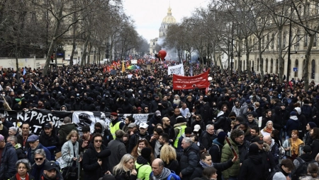KONAČNI JURIŠ NA JELISEJSKU PALATU Francuzi na ulicama, Makron ih tera da rade dve godine više