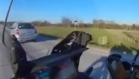 U JEDNOJ RUCI VOLAN, A U DRUGOJ TELEFON: Evo koliko je to ustvari opasno i zašto ne biste smeli da praktikujete (VIDEO)