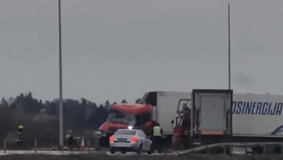 PRVE SLIKE UŽASNE NESREĆE U RESNIKU Teretnjaci smrskani do neprepoznatljivosti, srča na putu (FOTO)