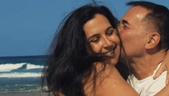 KAO IZ FILMA ZA ODRASLE Srpski pevač u sedmoj deceniji u vreloj akciji sa devojkom iz Brazila, ovo morate da vidite!