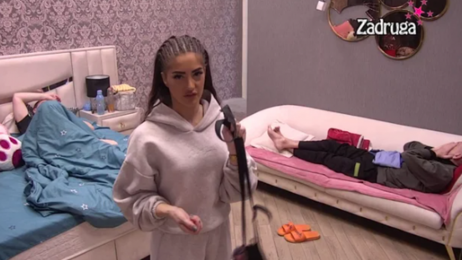 RASKRINKANA UŽASNA IGRA ANĐELE ĐURIČIĆ Evo sa kim se ljubavnica tajno ljubila u Zadruzi misleći da ih niko ne vidi, Zvezdan će doživeti nervni slom!