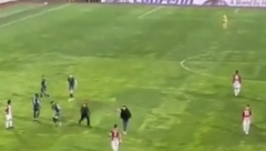 SKANDAL TRESE SVET FUDBALA Huligan utrčao na teren i slomio nos igraču Fjorentine (VIDEO)