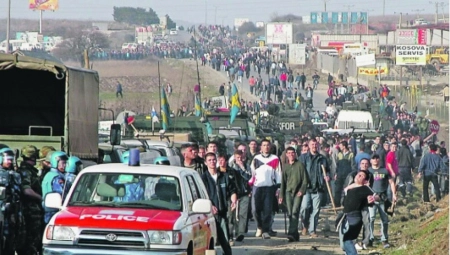 SRAM IH BILO! Mirno su gledali ubijanje Srba na Kosovu: Pokrijte se ušima  i ćutite kao što ste  ćutali 2004. godine
