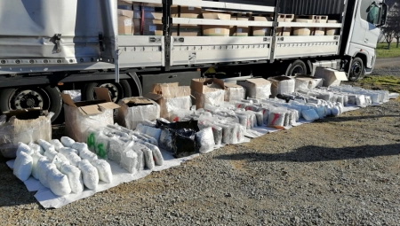 "PALI" TOKOM PRIMOPREDAJE MARIHUANE NA AUTO-PUTU KOD ŠIMANOVACA Turci sa Kosova uhvaćeni sa 220 kilograma droge! (FOTO)