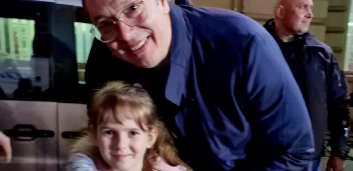 NIJE HTELA KOD LEKARA Mala Valentina Milović sa slomljenom rukom dočekala predsednika Vučića (FOTO)