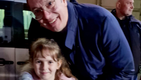 NIJE HTELA KOD LEKARA Mala Valentina Milović sa slomljenom rukom dočekala predsednika Vučića (FOTO)