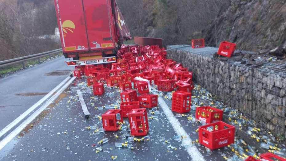 KOLAPS NA PUTU KRALJEVO-RAŠKA Desetine gajbi i flaša se sručilo sa šlepera i zatrpalo magistralu! (FOTO)