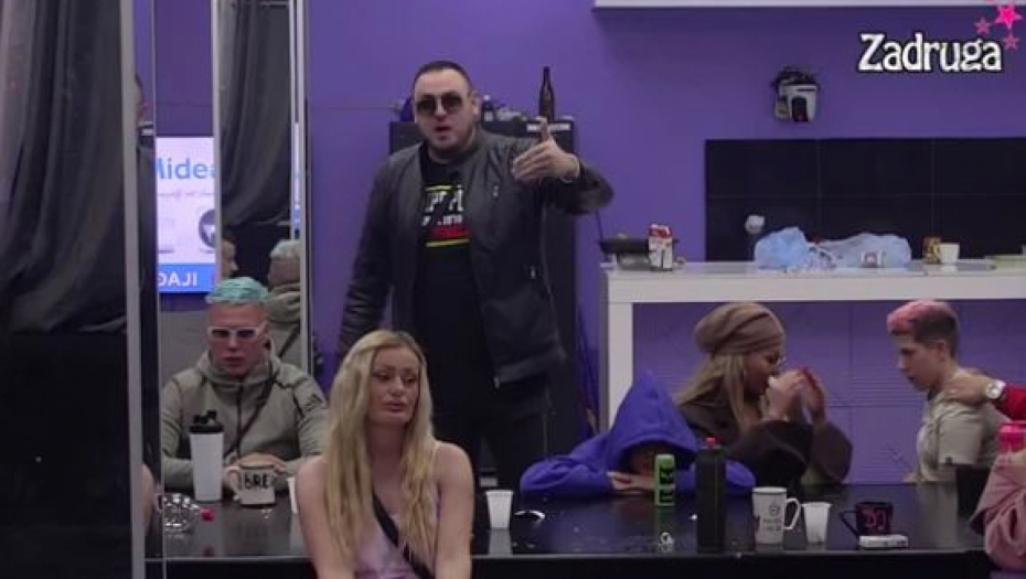 FILIP CAR ZANEMEO Obezbeđenje munjevito uletelo u prostoriju, on nije mogao da dođe sebi, odmah skočio!