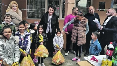 UZDRAVLJE! Kragujevački Romi proslavili dan posvećen isceliteljki i zaštitnici porodice: Tetkica Bibija deci na veselje
