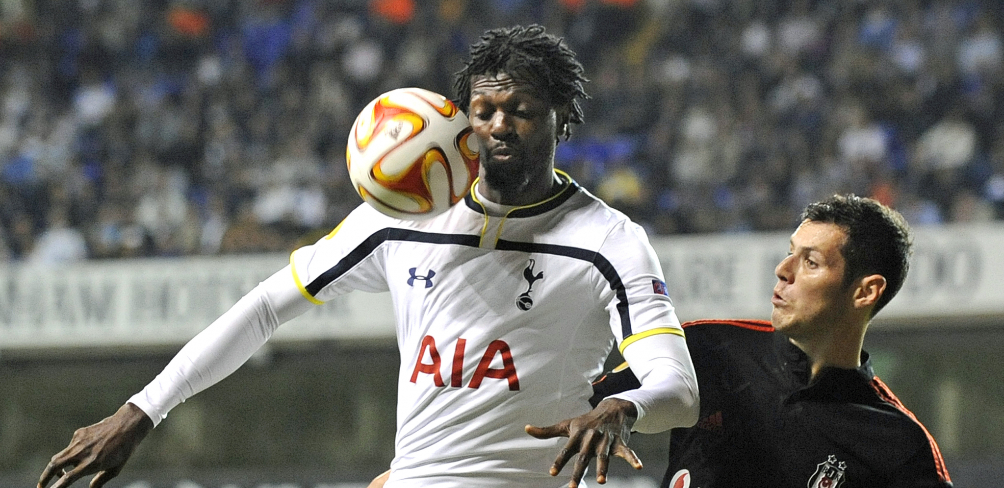 ŽIVI KAO CAR Nekada je bio velika zvezda Premijer lige, a sada je snimkom raskošne vile i moćnih automobila zapanjio navijače (VIDEO)