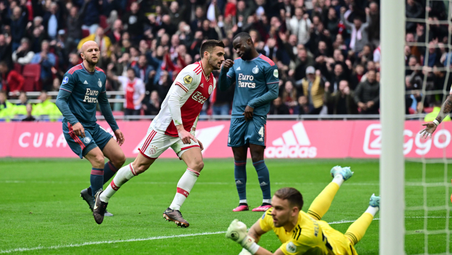 UZALUD TADIĆEV GOL Ajaks poražen u derbiju, "kopljanicima" izmiče titula