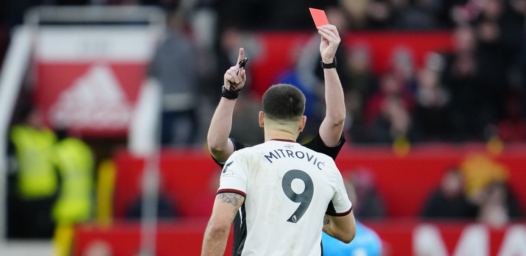 POMRAČENJE ALEKSANDRA MITROVIĆA Šokirao Junajted, pa napao sudiju i dobio crveni karton, Mančester u polufinalu