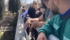 BAKA SKOČILA SA MOSTA DRŽEĆI UNUČE U NARUČJU: Detalji užasa, beba spasena, od žene ni traga!