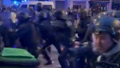 NASILJE EKSPLODIRALO NAKON GLASANJA O NEPOVERENJU VLADI Haos na ulicama u Francuskoj (VIDEO)