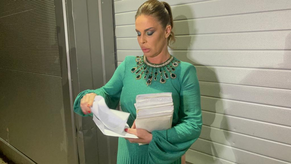 BEZ DLAKE NA JEZIKU Milena Kačavenda otkrila da li bi bila intimna sa Slavnićem, pa ga ponizila kao nikad do sad, raskrinkaće ga pismima (VIDEO)