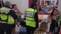 HAOS PRED ŽURKU Anita i Palčica u žestokom okršaju, obezbeđenje opkolilo Belu kuću (VIDEO)