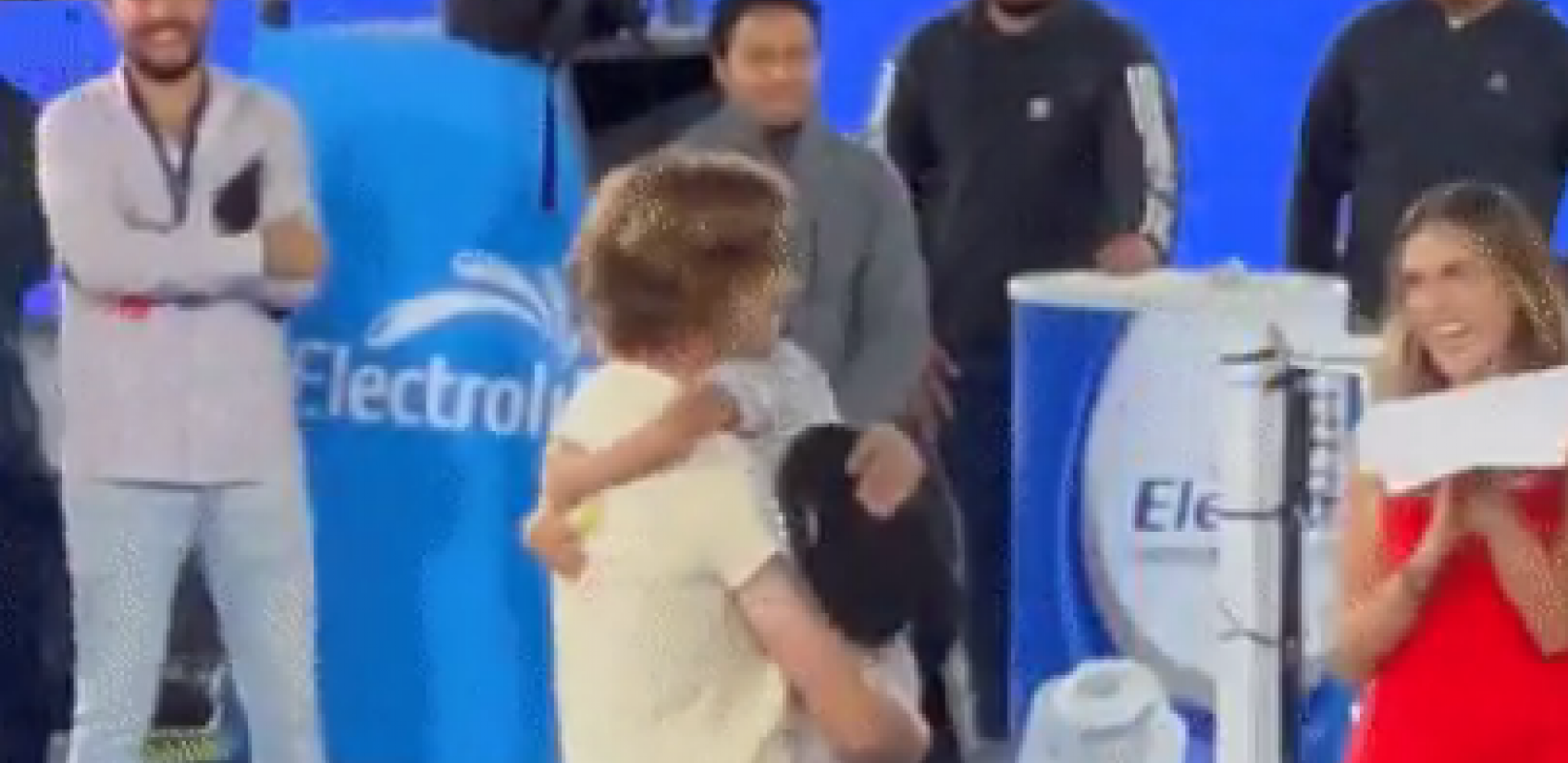 VELIKO SRCE Dečak se klanjao poznatom teniseru, a o njegovom moćnom potezu priča ceo svet (VIDEO)