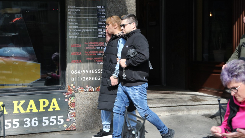SKANDALOZNO PONAŠANJE MILJANE I BEBICE ISPRED URGENTNOG CENTRA Fizički napali novinarku i pravili haos, nasilnici dostigli vrhunac bahatosti i bezobrazluka, užasno! (FOTO)