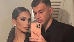 GOREĆE TRIBINE Uz novog "orla" stiže vatrena crnka: Ona pleni lepotom (FOTO)